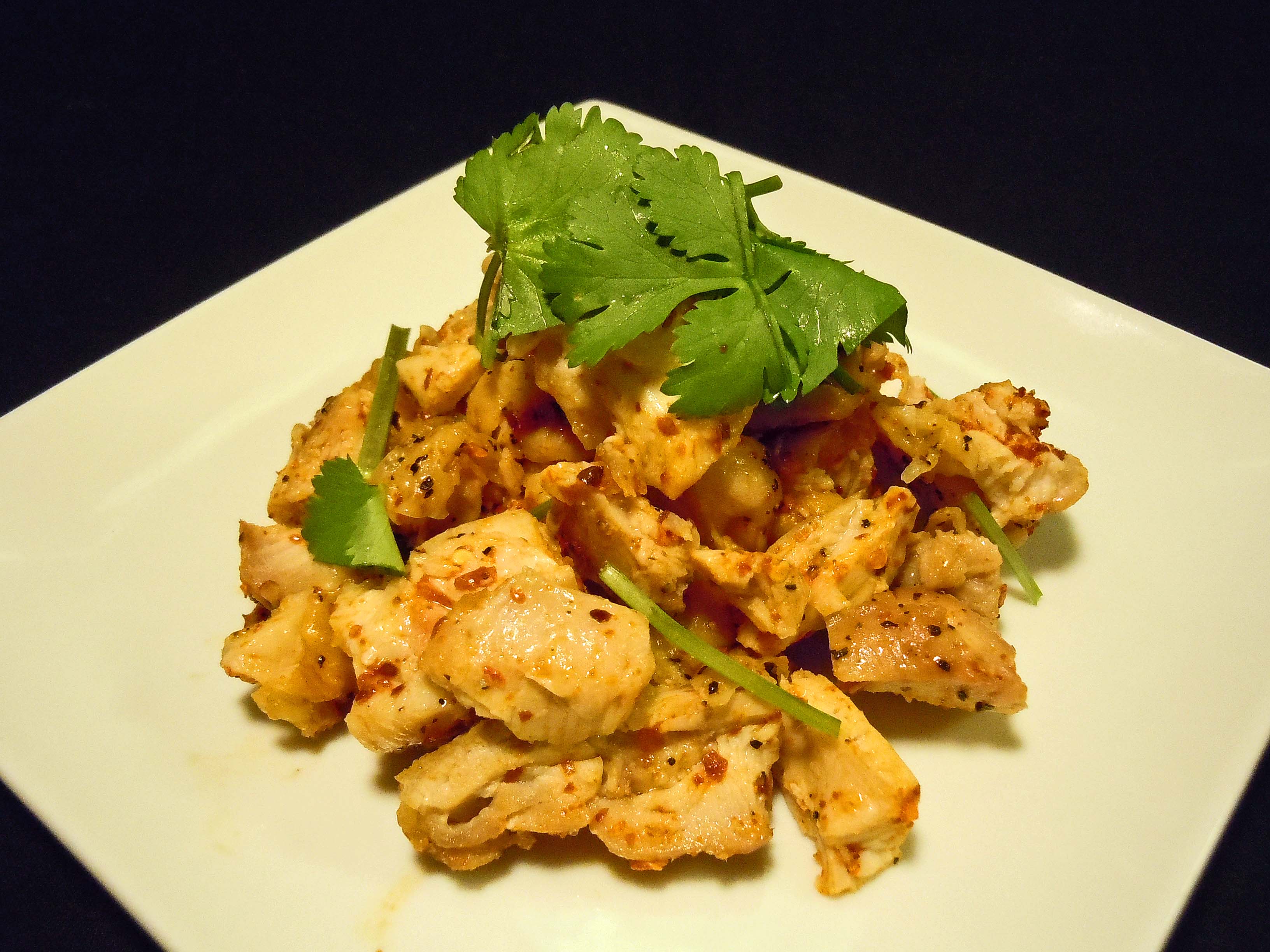 グリルドチキンの山椒とチリ和え