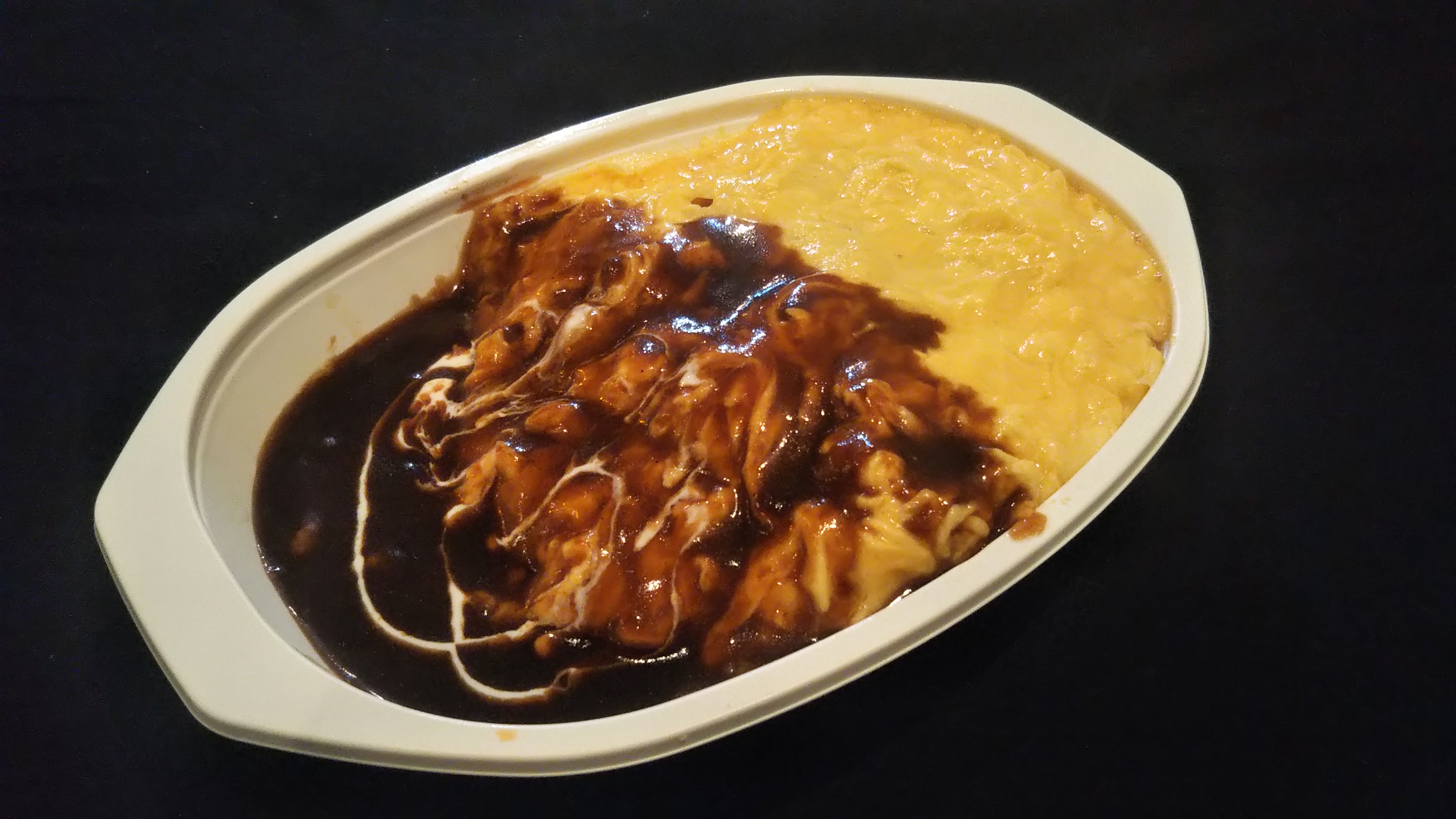 タンドリーチキンのふわとろオムライス(デミグラスソース)